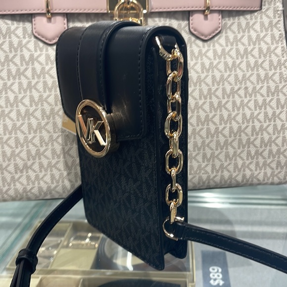 Michael Kors Carmen Small Logo Smartphone Crossbody Bag
Black Signature 
NWT - Picture 9 of 16